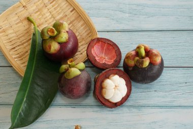 taze mangosteen meyveleri masada