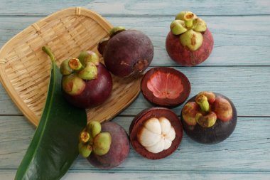 taze mangosteen meyveleri masada