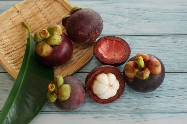 taze mangosteen meyveleri masada