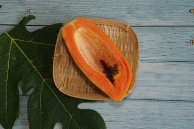 Papaya meyvesini kapatın.