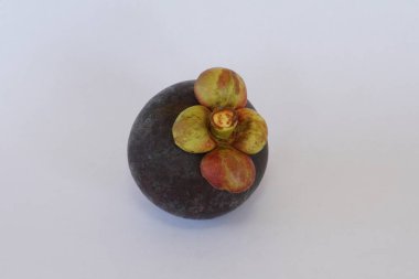 Beyaz arka planda mangosteen meyvesi