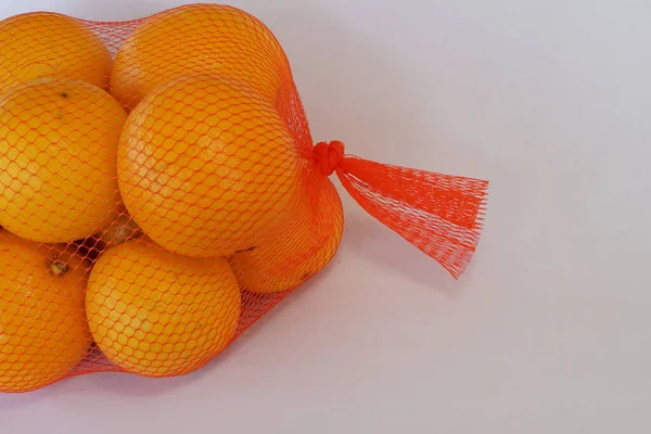 白い背景にオレンジの実があり — ストック写真