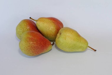 armut meyveleri beyaz arkaplanda izole