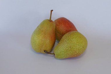 armut meyveleri beyaz arkaplanda izole