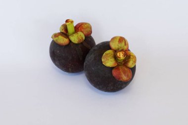 Beyaz arka planda izole edilmiş mangosteen meyveleri