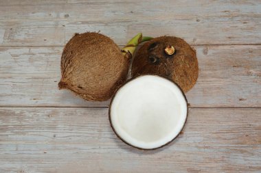 ahşap zemin üzerine Hindistan cevizi