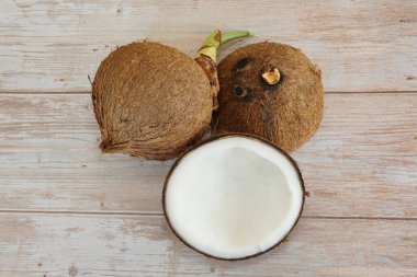 ahşap zemin üzerine Hindistan cevizi