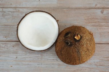 ahşap zemin üzerine Hindistan cevizi