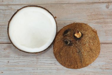 ahşap zemin üzerine Hindistan cevizi