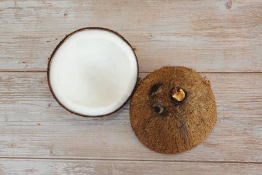 ahşap zemin üzerine Hindistan cevizi