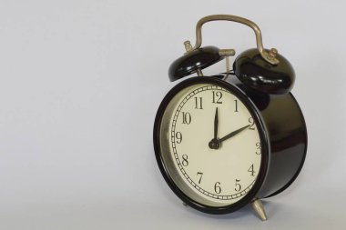 çalar saat beyaz zemin üzerine, yakın çekim