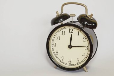 çalar saat beyaz zemin üzerine, yakın çekim