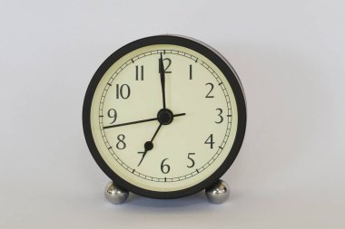 çalar saat beyaz zemin üzerine, yakın çekim