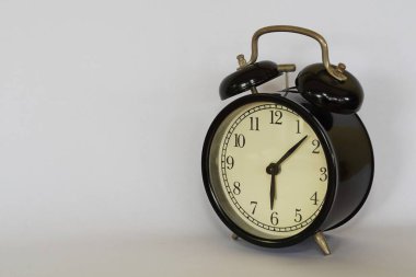 çalar saat beyaz zemin üzerine, yakın çekim