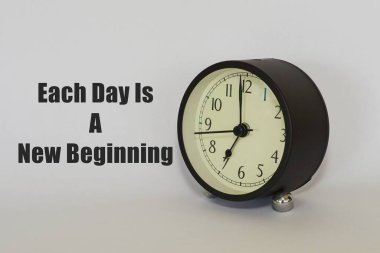 çalar saat beyaz zemin üzerine, yakın çekim