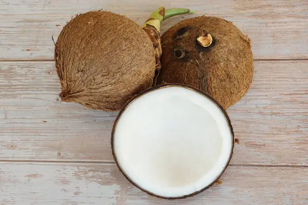 Kokosnuss Auf Dem Hölzernen Hintergrund — Stockfoto