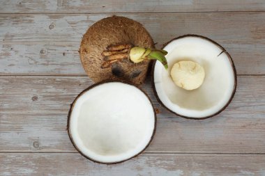 ahşap zemin üzerine Hindistan cevizi