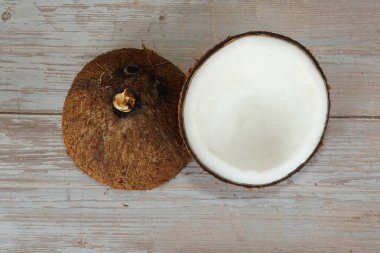 ahşap zemin üzerine Hindistan cevizi