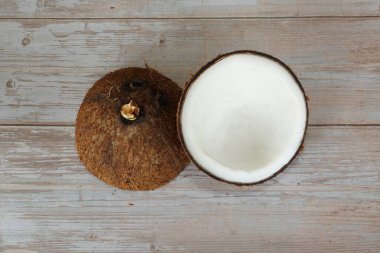 ahşap zemin üzerine Hindistan cevizi