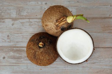 ahşap zemin üzerine Hindistan cevizi