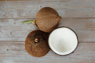 ahşap zemin üzerine Hindistan cevizi