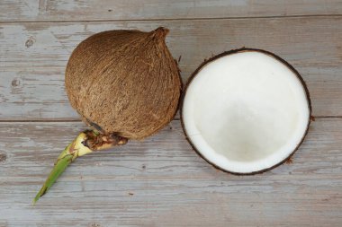 ahşap zemin üzerine Hindistan cevizi