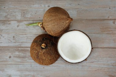 ahşap zemin üzerine Hindistan cevizi