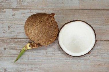 ahşap zemin üzerine Hindistan cevizi