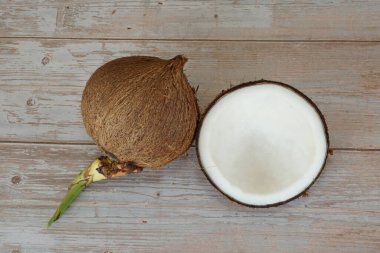 ahşap zemin üzerine Hindistan cevizi