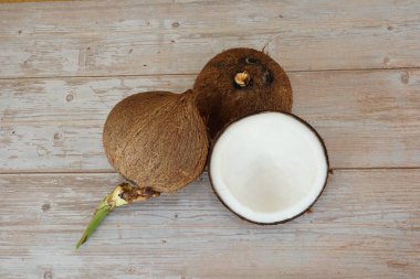 ahşap zemin üzerine Hindistan cevizi