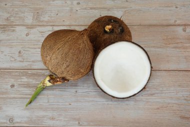 ahşap zemin üzerine Hindistan cevizi