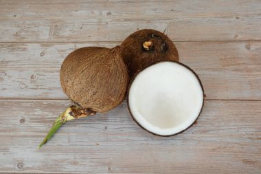 ahşap zemin üzerine Hindistan cevizi