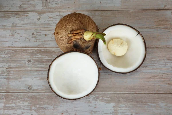 ahşap zemin üzerine Hindistan cevizi