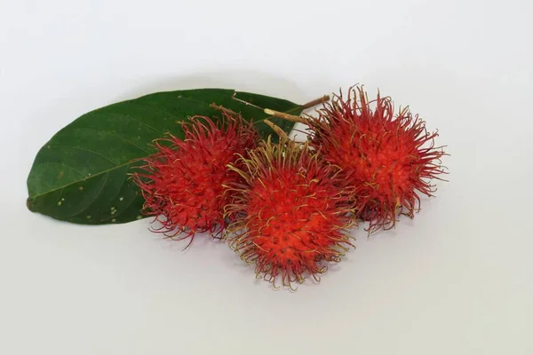 Beyaz Arkaplanda Yalıtılmış Rambutan Meyveleri — Stok fotoğraf