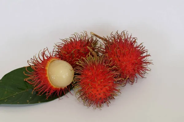 Frutos Rambutão Isolados Sobre Fundo Branco — Fotografia de Stock