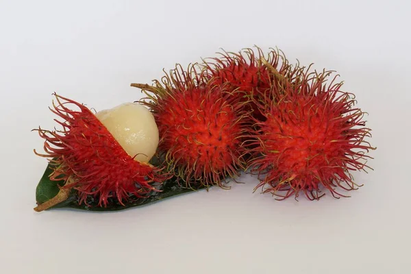 Frutos Rambutão Isolados Sobre Fundo Branco — Fotografia de Stock