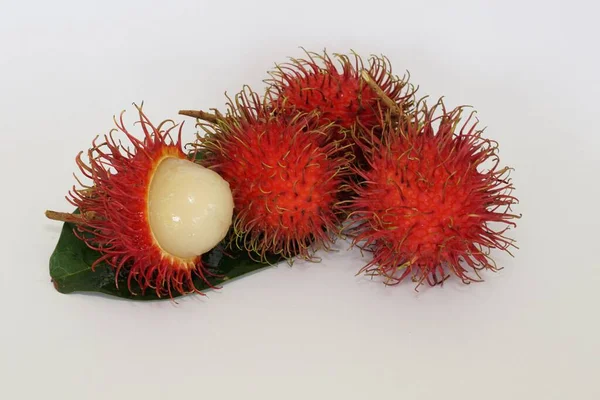 Frutos Rambutão Isolados Sobre Fundo Branco — Fotografia de Stock