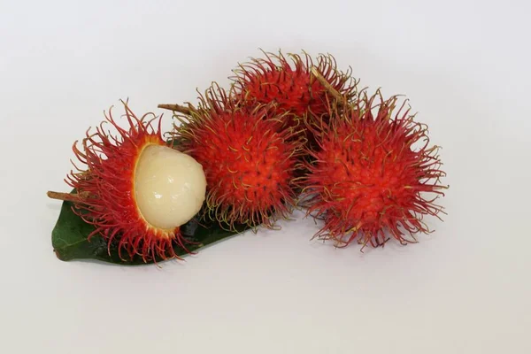 Frutos Rambutão Isolados Sobre Fundo Branco — Fotografia de Stock