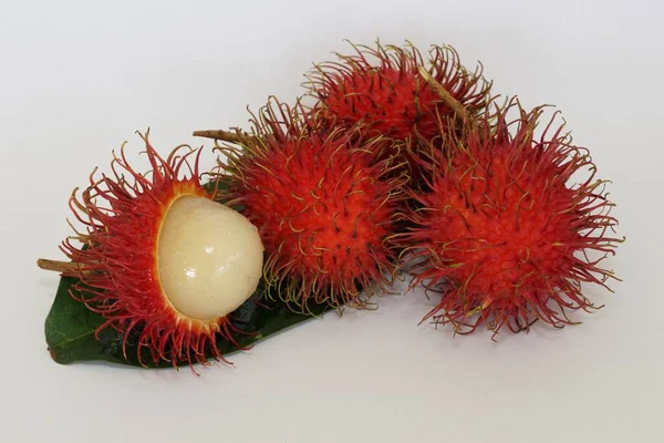 Frutos Rambutão Isolados Sobre Fundo Branco — Fotografia de Stock