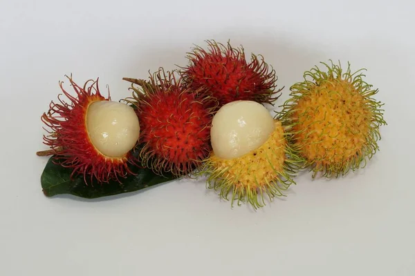 Frutos Rambutão Isolados Sobre Fundo Branco — Fotografia de Stock