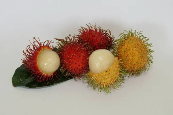 Frutos Rambutão Isolados Sobre Fundo Branco — Fotografia de Stock