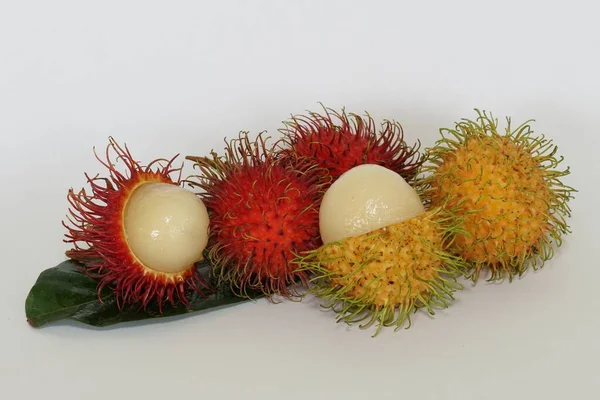 Frutos Rambutão Isolados Sobre Fundo Branco — Fotografia de Stock