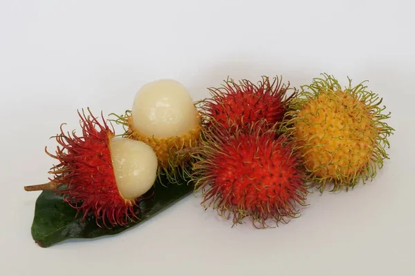 Frutos Rambutão Isolados Sobre Fundo Branco — Fotografia de Stock