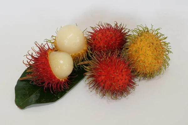 Rambutan Frukter Isolerad Vit Bakgrund — Stockfoto