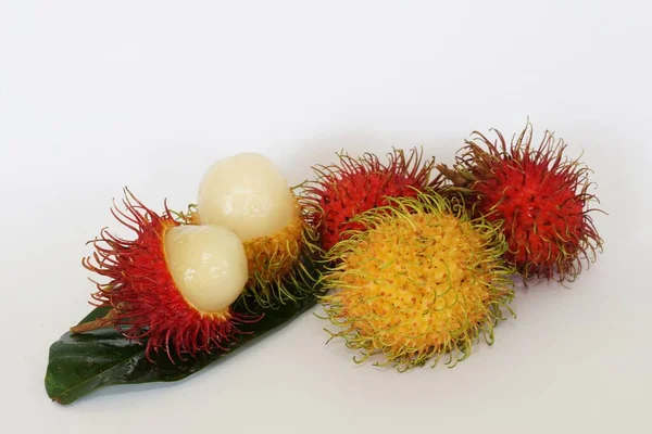 Frutos Rambutão Isolados Sobre Fundo Branco — Fotografia de Stock