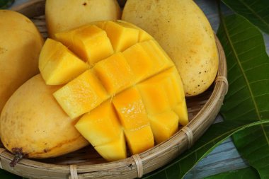 Masada doğranmış mango meyveleri var.