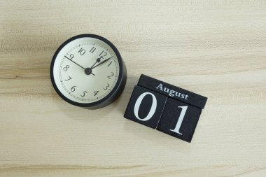 Ahşap zemin üzerinde alarm saati olan küp takvimi