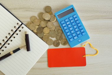 Bozuk paralar ve kırtasiye malzemeleri masanın üzerinde. İş ve finans kavramı