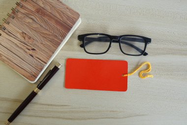 Masadaki kırtasiye malzemesi. Eğitim ve iş konsepti