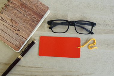 Masadaki kırtasiye malzemesi. Eğitim ve iş konsepti